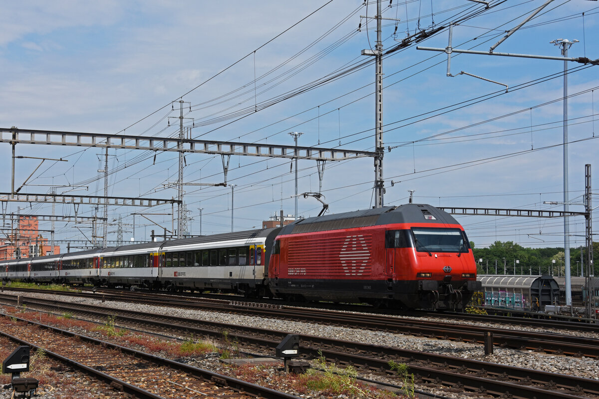 Re 460 106-8 durchfährt den Bahnhof Muttenz. Die Aufnahme stammt vom 02.06.2021.
