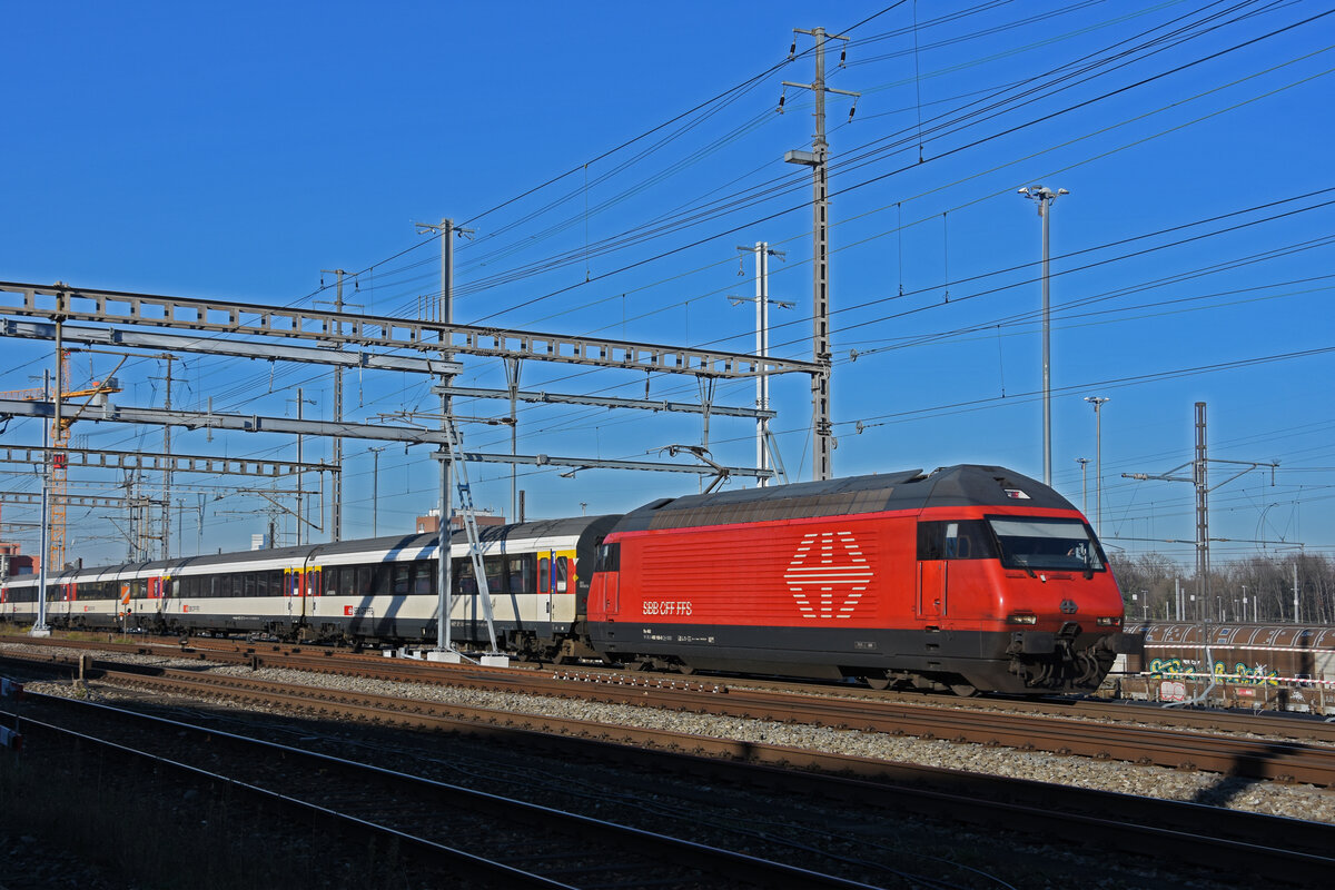 Re 460 106-8 durchfährt den Bahnhof Muttenz. Die Aufnahme stammt vom 13.12.2021.