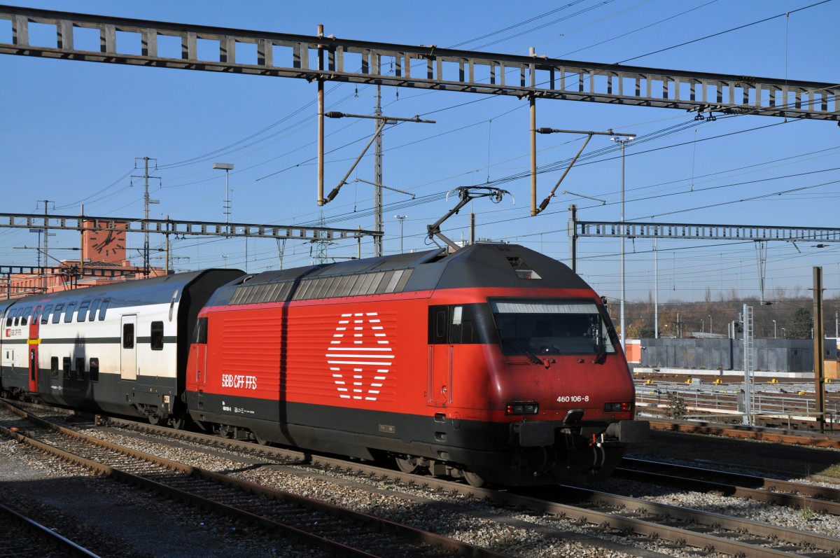 Re 460 106-8 durchfährt den Bahnhof Muttenz. Die Aufnahme stammt vom 09.12.2013.
