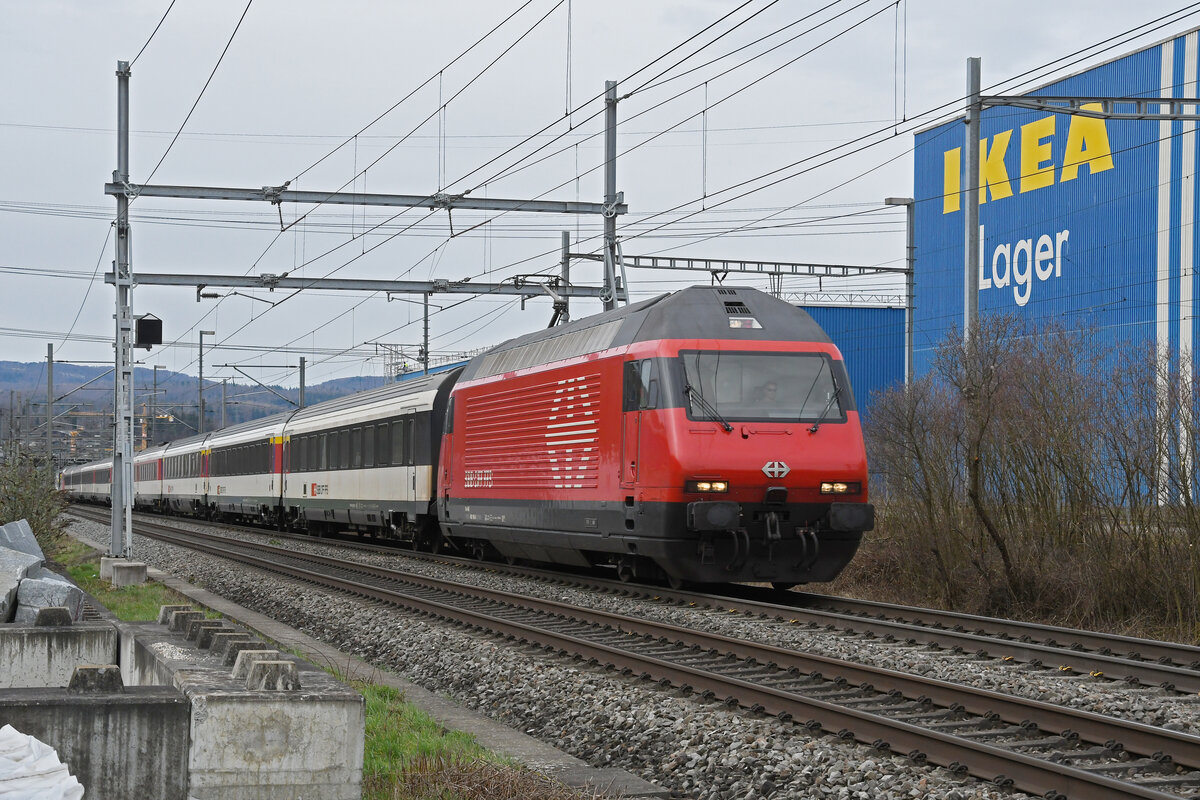Re 460 106-8 fährt am 26.02.2024 Richtung Station Itingen.