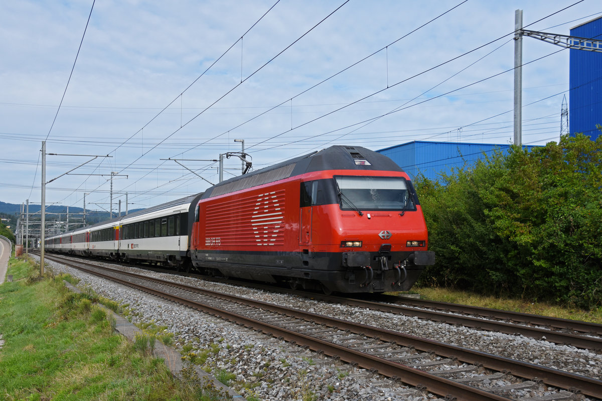 Re 460 106-8 fährt Richtung Bahnhof Itingen. Die Aufnahme stammt vom 25.08.2020.