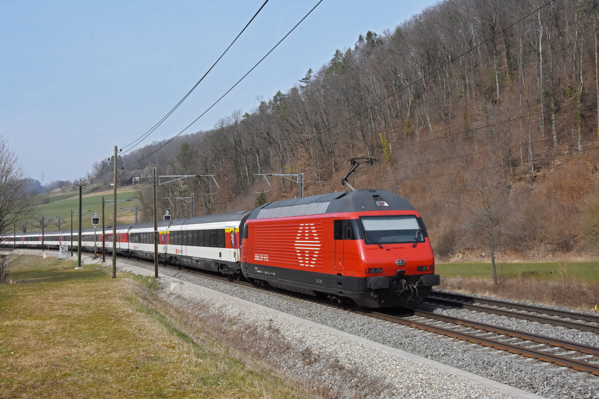 Re 460 106-8 fährt Richtung Bahnhof Gelterkinden. Die Aufnahme stammt vom 12.03.2022.