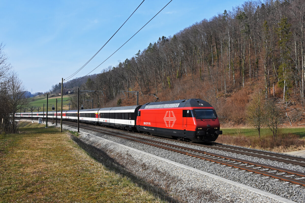 Re 460 106-8 fährt Richtung Bahnhof Tecknau. Die Aufnahme stammt vom 12.03.2022.