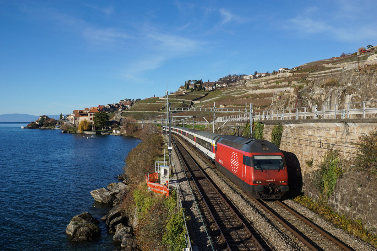 Re 460 106-8 zieht am 21.12.2014 den IR 1813 von Lausanne Richtung Vevey, aufgenommen bei St-Saphorin.