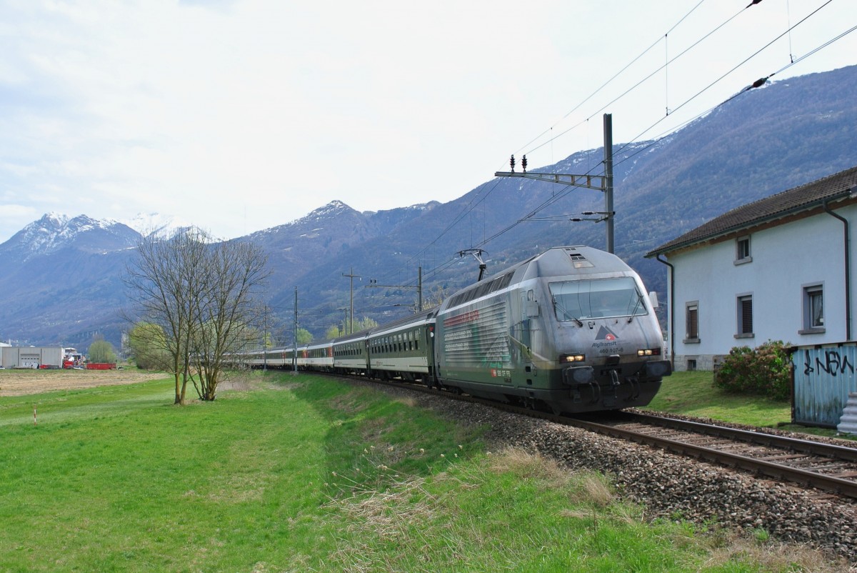 Re 460 107-6  AlpTransit  mit IR 2267 zwischen Cadenazzo und Riazzino. Zuvorderst sind 2 ehem. Bpm51 Wagen, diese werden seit Fahrplanwechsel nur noch als Verstärkungswagen am Gotthard eingesetzt, 29.03.2014.