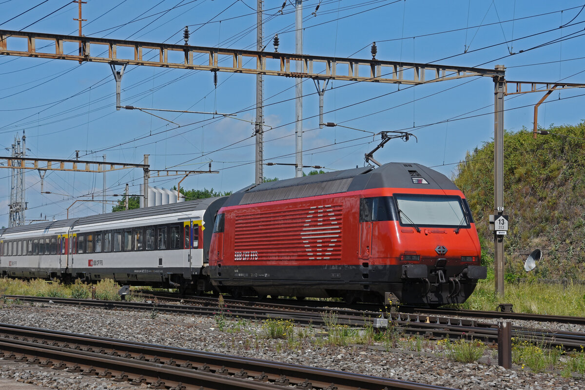 Re 460 107-6 durchfährt am 13.06.2022 den Bahnhof Pratteln.