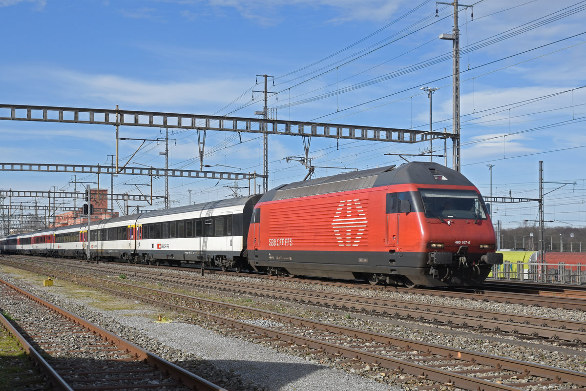 Re 460 107-6 durchfährt den Bahnhof Muttenz. Die Aufnahme stammt vom 16.02.2020.