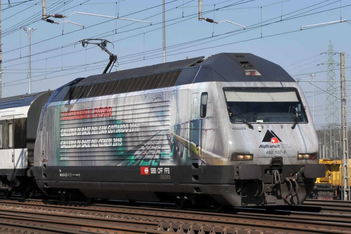 Re 460 107-6 durchfährt den Bahnhof Muttenz. Die Aufnahme stammt vom 17.03.2014.