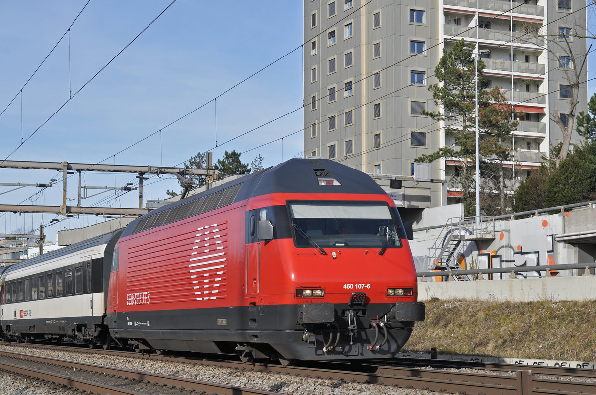 Re 460 107-6 fährt Richtung Bahnhof Muttenz. Die Aufnahme stammt vom 24.01.2018.