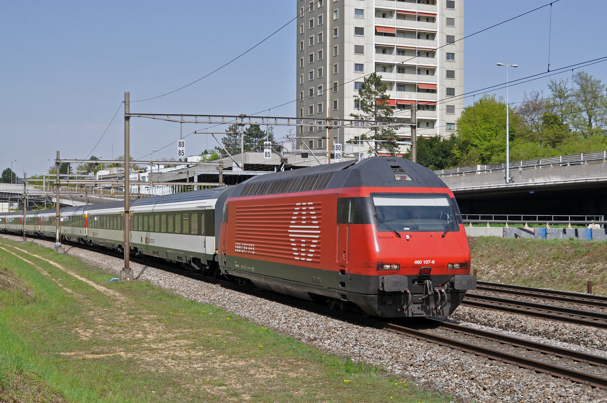 Re 460 107-6 fährt Richtung Bahnhof Muttenz. Die Aufnahme stammt vom 15.04.2018.