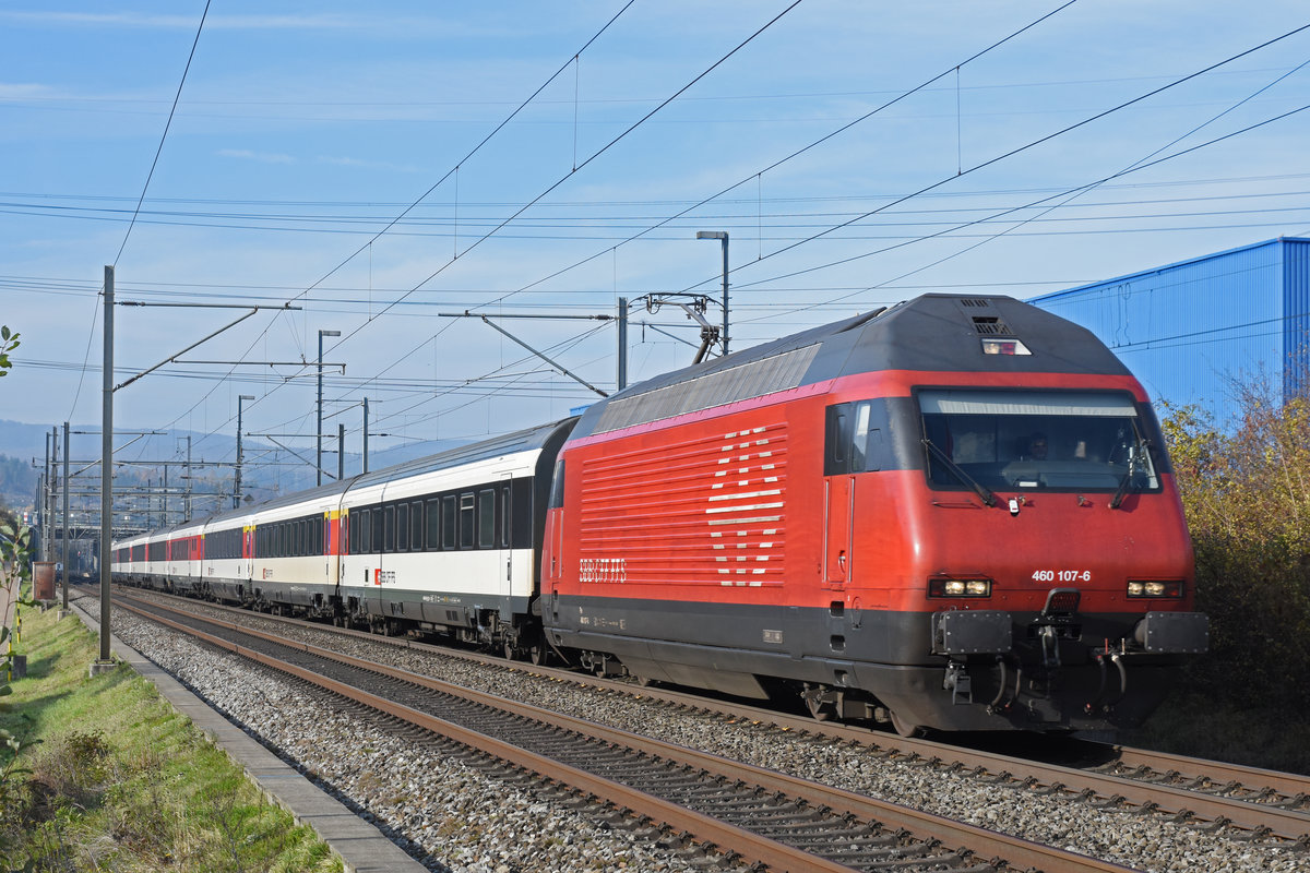 Re 460 107-6 fährt Richtung Bahnhof Itingen. Die Aufnahme stammt vom 22.11.2019.