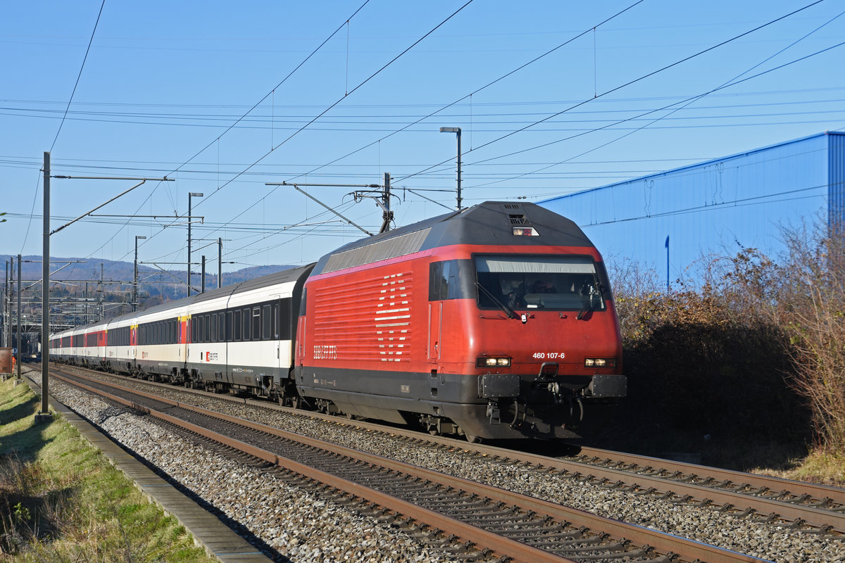Re 460 107-6 fährt Richtung Bahnhof Itingen. Die Aufnahme stammt vom 03.12.2019.
