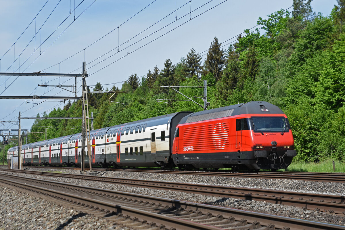 Re 460 107-6 fährt Richtung Bahnhof Rupperswil. Die Aufnahme stammt vom 12.05.2022.