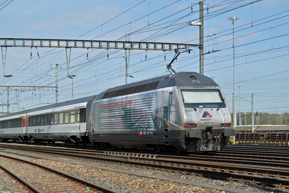 Re 460 107-6 mit der Alp Ttansit Werbung durchfährt den Bahnhof Muttenz. Die Aufnahme stammt vom 13.04.2015.
