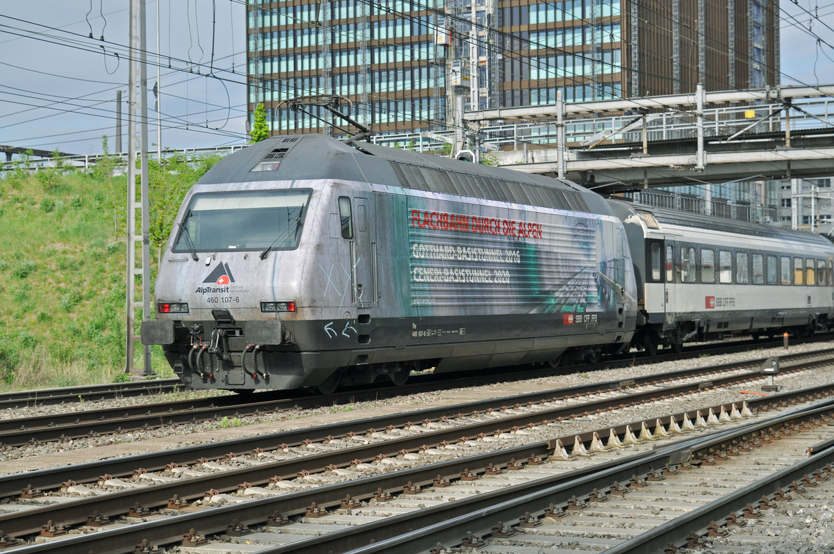 Re 460 107-6, mit der Alptransit Werbung, durchfährt den Bahnhof Muttenz. Die Aufnahme stammt vom 13.04.2017.