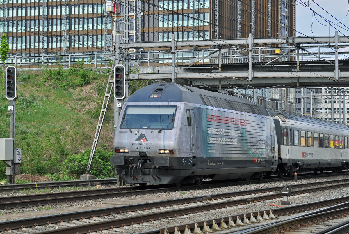 Re 460 107-6, mit der Alptransit Werbung, durchfährt den Bahnhof Muttenz. Die Aufnahme stammt vom 13.04.2017.