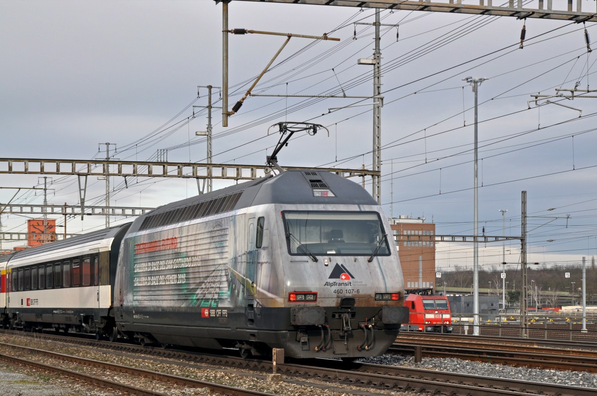 Re 460 107-6 mit der ALPTRANSIT Werbung durchfährt den Bahnhof Muttenz. Dir Aufnahme stammt vom 31.01.2015.