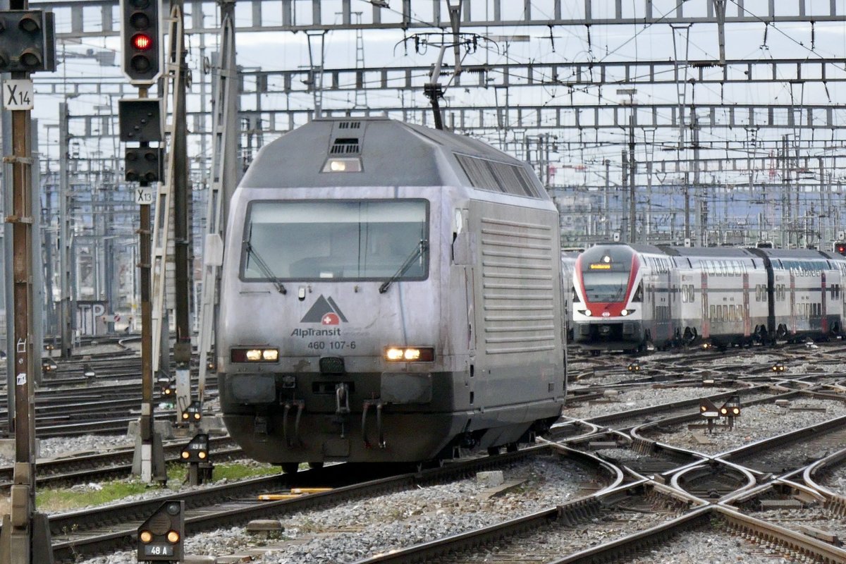 Re 460 107 mit Alptransit Werbung kommt am 27.11.17 vom Feld her um im HB an einen Zug angekuppelt zu werden.