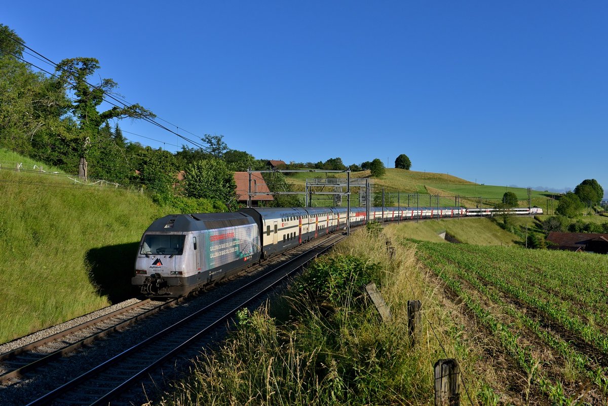 Re 460 107 mit einem IC am 22.06.2016 bei Einigen.
