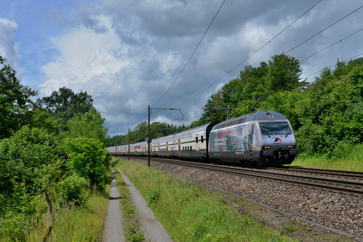 Re 460 107 mit einem IC nach Romanshorn am 18.06.2016 bei Mellingen. 