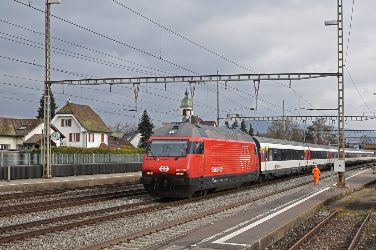 Re 460 108-4 durchfährt den Bahnhof Rupperswil. Die Aufnahme stammt vom 04.02.2022.