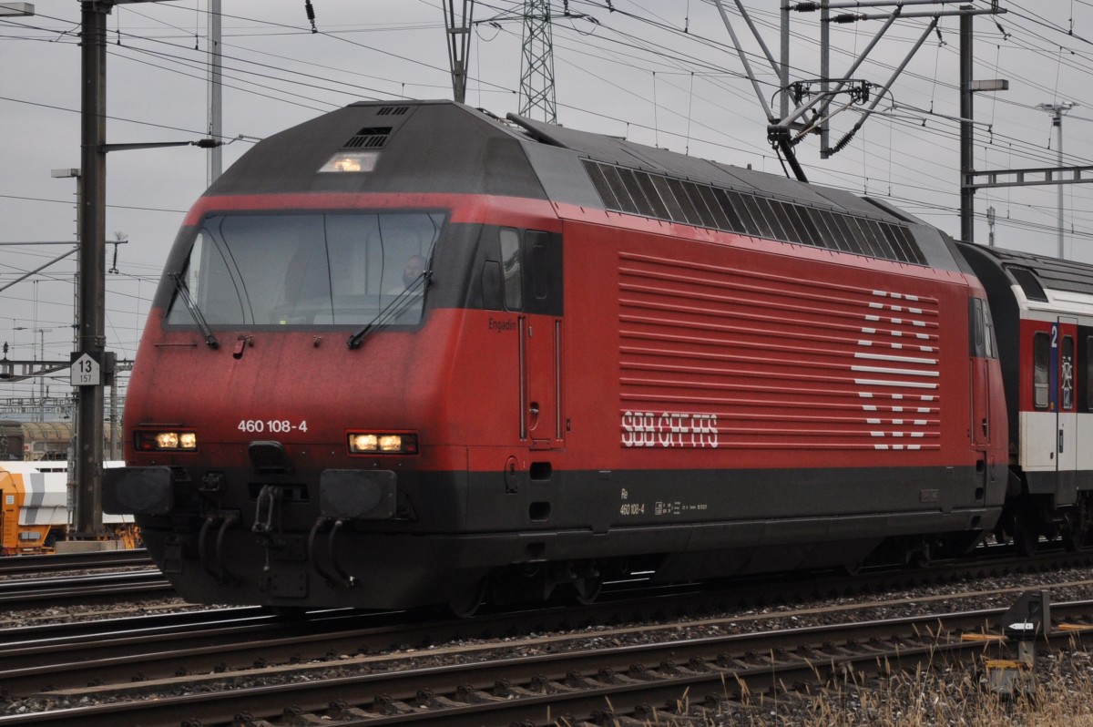 Re 460 108-4 durchfährt den Bahnhof Muttenz. Die Aufnahme stammt vom 22.01.2014.