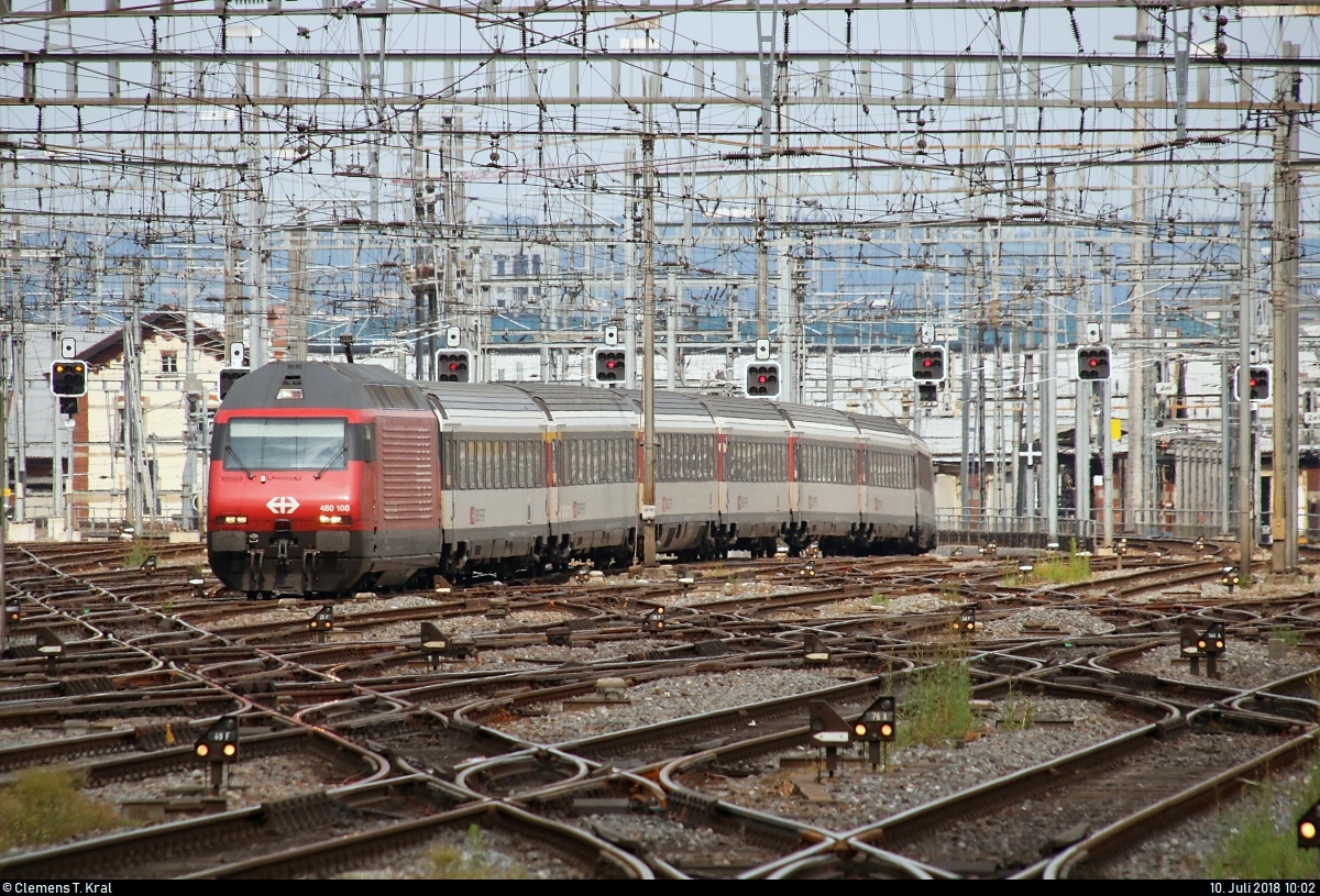 Re 460 108  Engadin  als IR-Garnitur erreicht Zürich HB (CH).
[10.7.2018 | 10:02 Uhr]