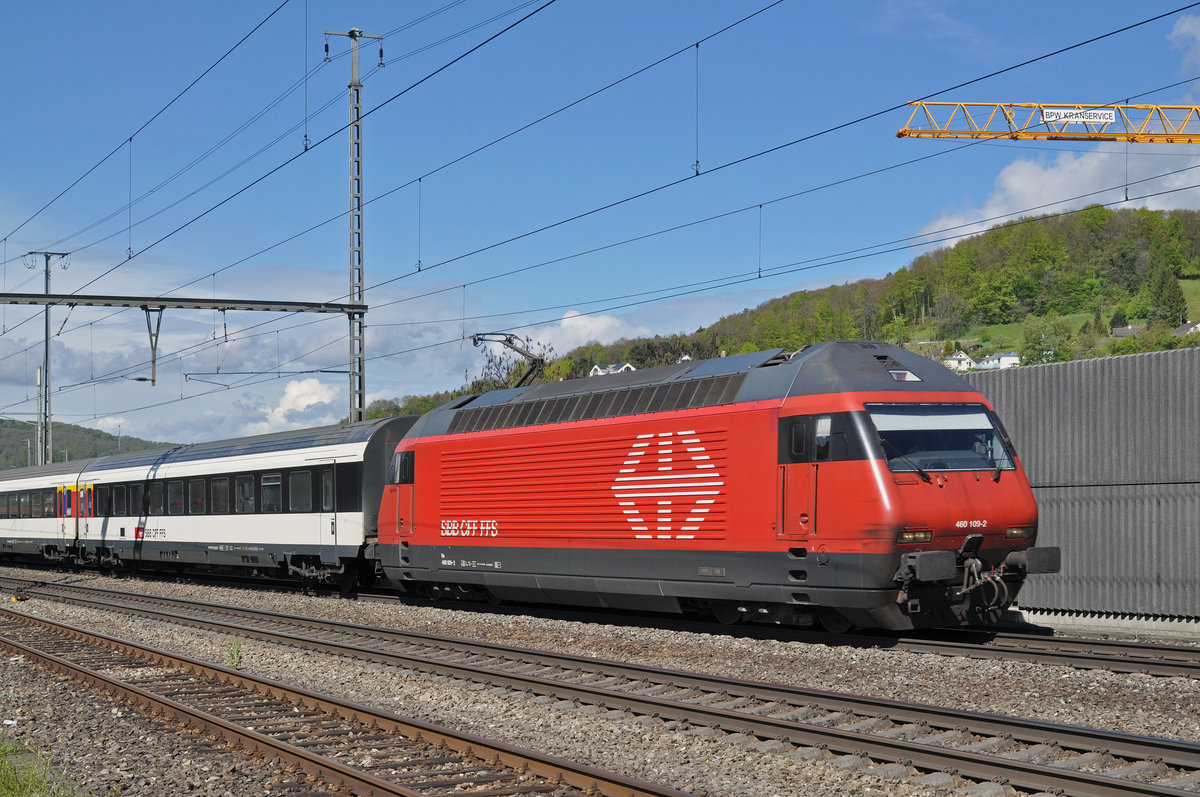 Re 460 109-2 durchfährt den Bahnhof Gelterkinden. Die Aufnahme stammt vom 02.05.2017.