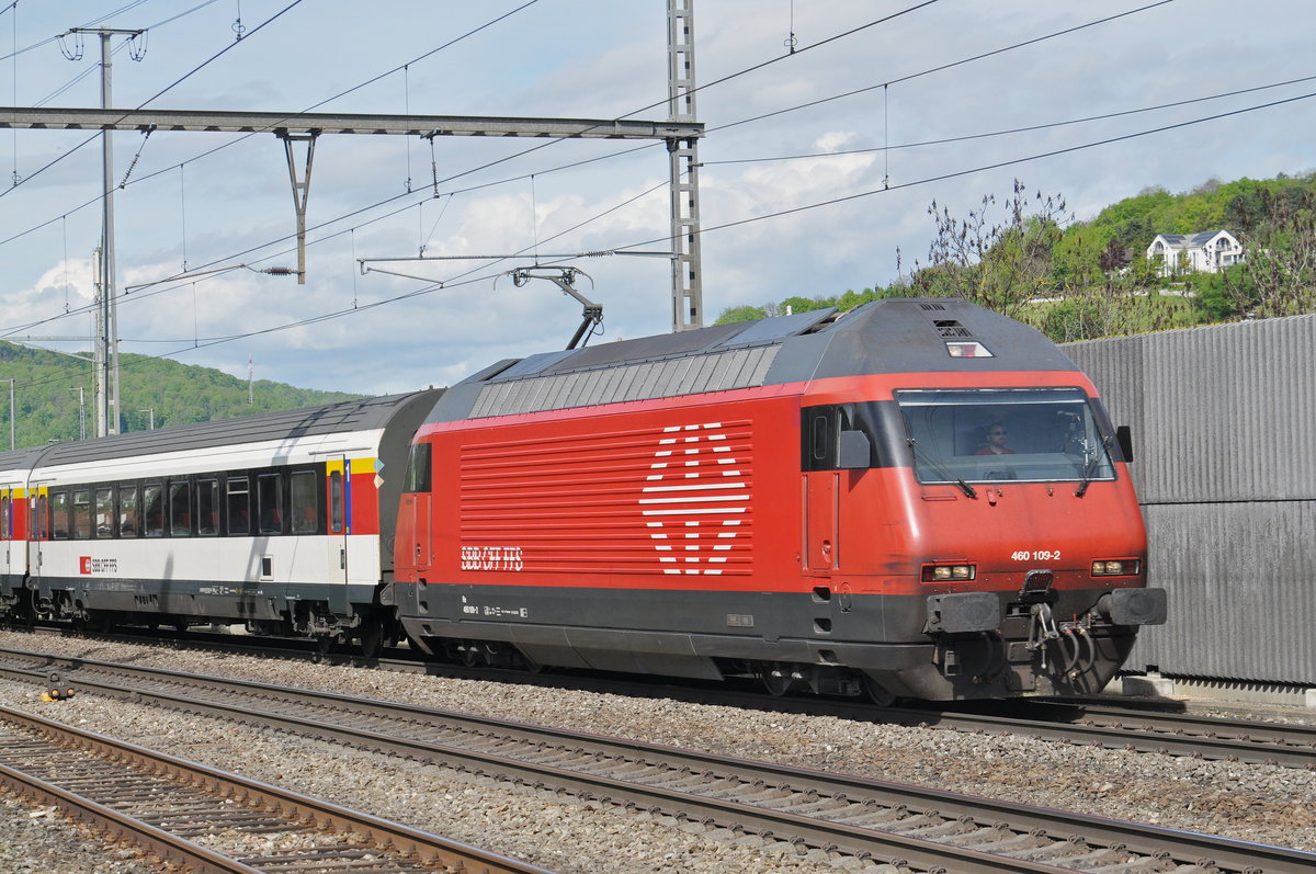 Re 460 109-2 durchfährt den Bahnhof Gelterkinden. Die Aufnahme stammt vom 12.05.2017.