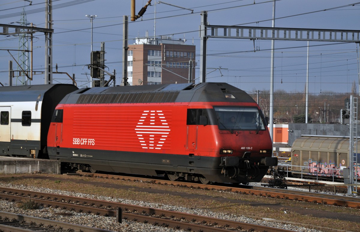 Re 460 109-2 durchfährt den Bahnhof Muttenz. Die Aufnahme stammt vom 21.12.2013.