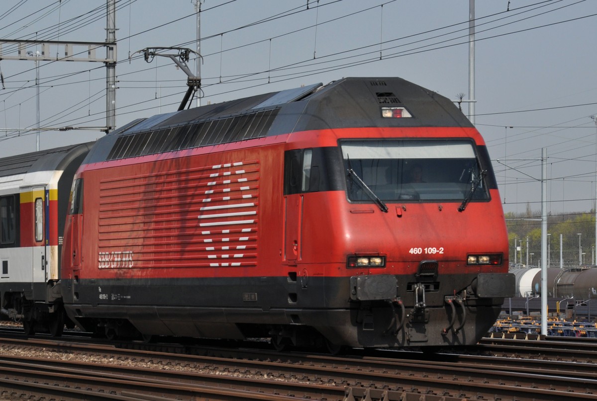 Re 460 109-2 durchfährt den Bahnhof Muttenz. Die Aufnahme stammt vom 31.03.2014.