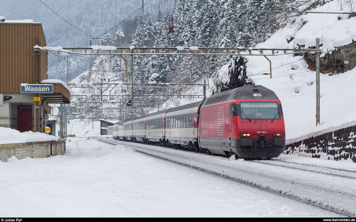 Re 460 109 durchfährt am 7. Februar 2015 mit einem IR den Bahnhof Wassen an der Gotthard-Nordrampe.