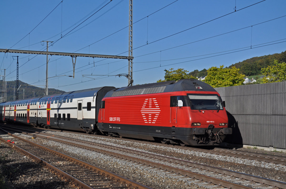 Re 460 110-0 durchfährt den Bahnhof Gelterkinden. Die Aufnahme stammt vom 25.09.2018.