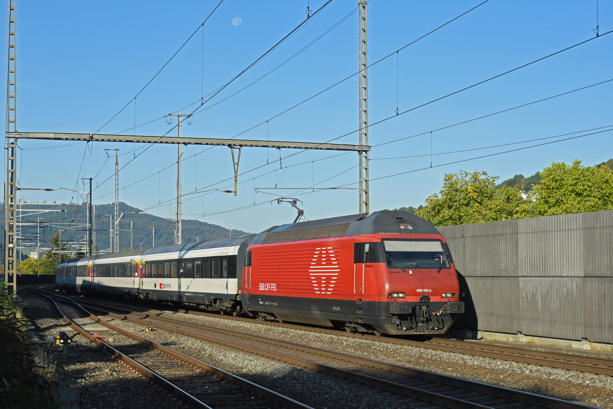 Re 460 110-0 durchfährt den Bahnhof Gelterkinden. Die Aufnahme stammt vom 17.09.2019.