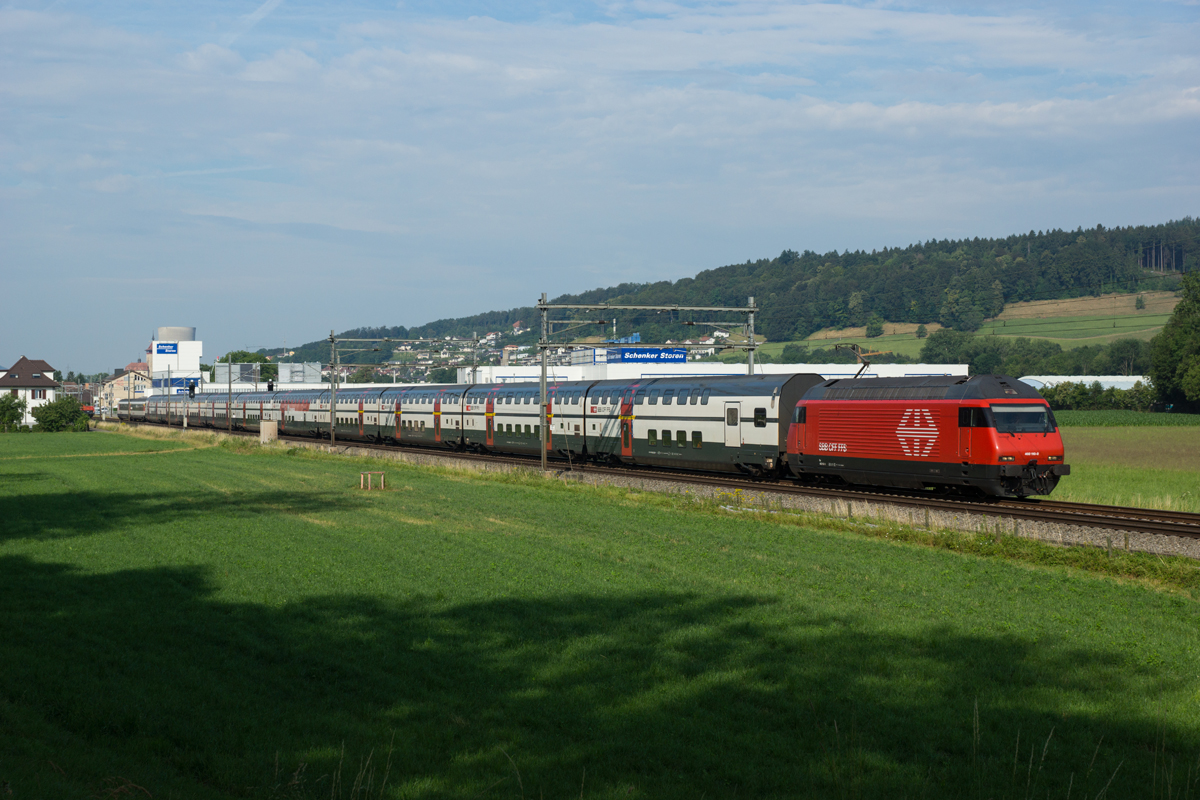 Re 460 110-0 fährt am 28.06.2014 mit dem IC 715 von Olten Richtung Aarau, aufgenommen bei Schönenwerd.