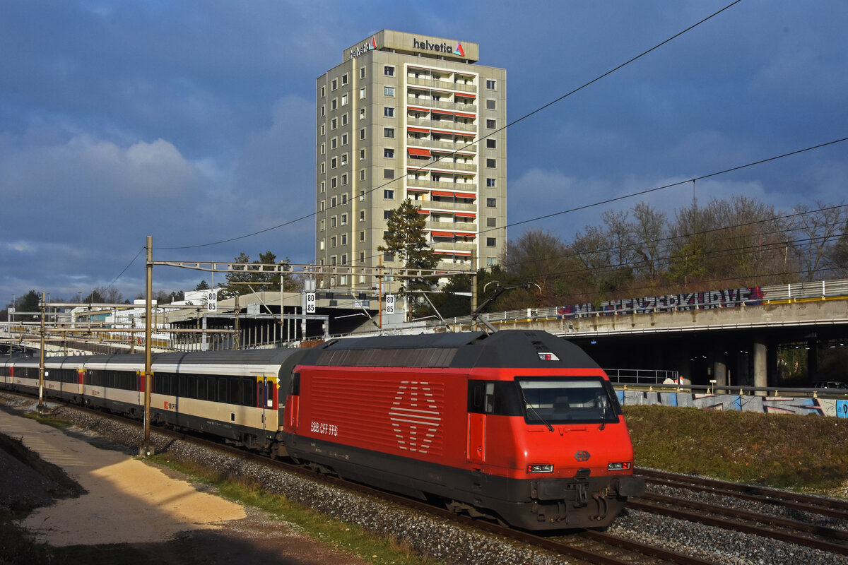 Re 460 110-0 fährt Richtung Bahnhof SBB. Die Aufnahme stammt vom 06.01.2022.