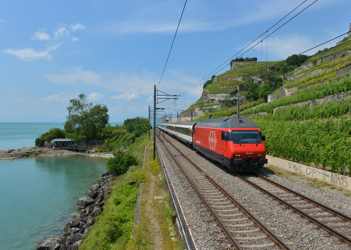 Re 460 110 mit einem IR nach Brig am 17.06.2014 bei Rivaz. 