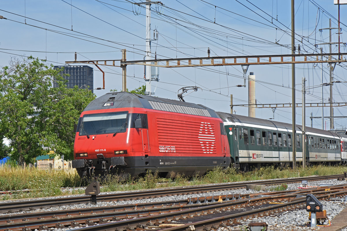 Re 460 111-8 durchfährt den Bahnhof Pratteln. Die Aufnahme stammt vom 22.07.2019.