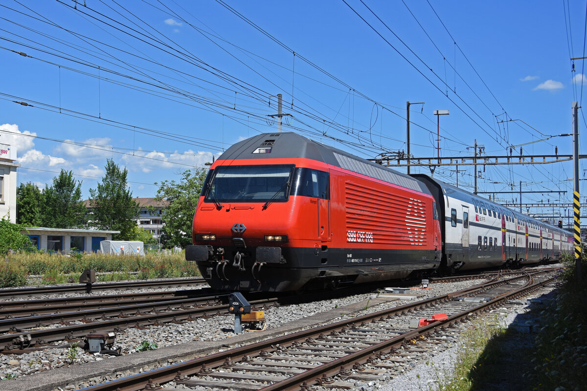 Re 460 111-8 durchfährt den Bahnhof Pratteln. Die Aufnahme stammt vom 12.07.2022.