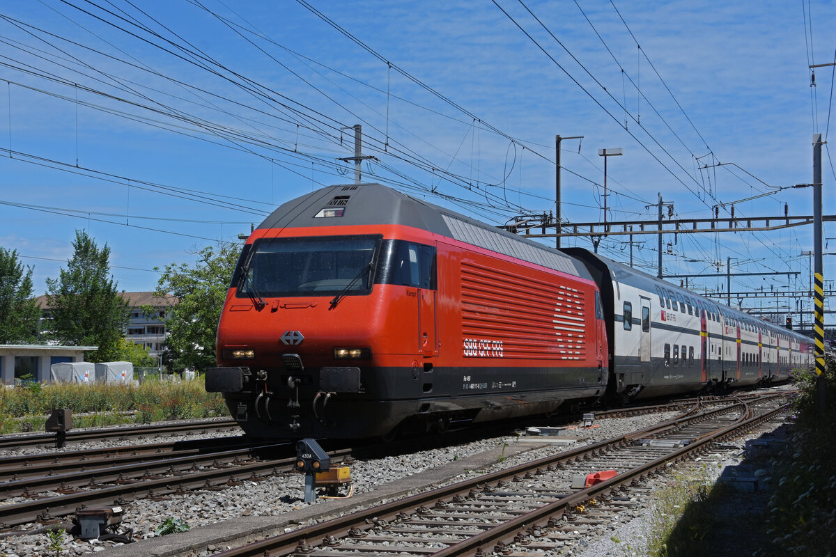 Re 460 111-8 durchfährt den Bahnhof Pratteln. Die Aufnahme stammt vom 13.07.2022.
