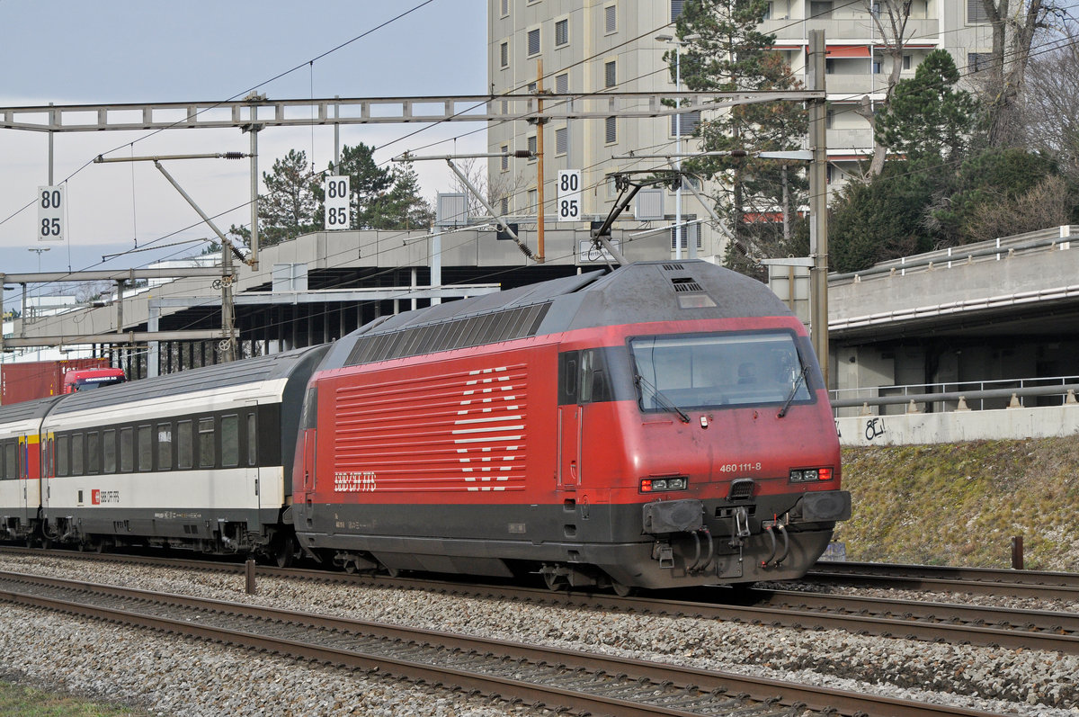 Re 460 111-8 fährt Richtung Bahnhof Muttenz. Die Aufnahme stammt vom 15.01.2018.