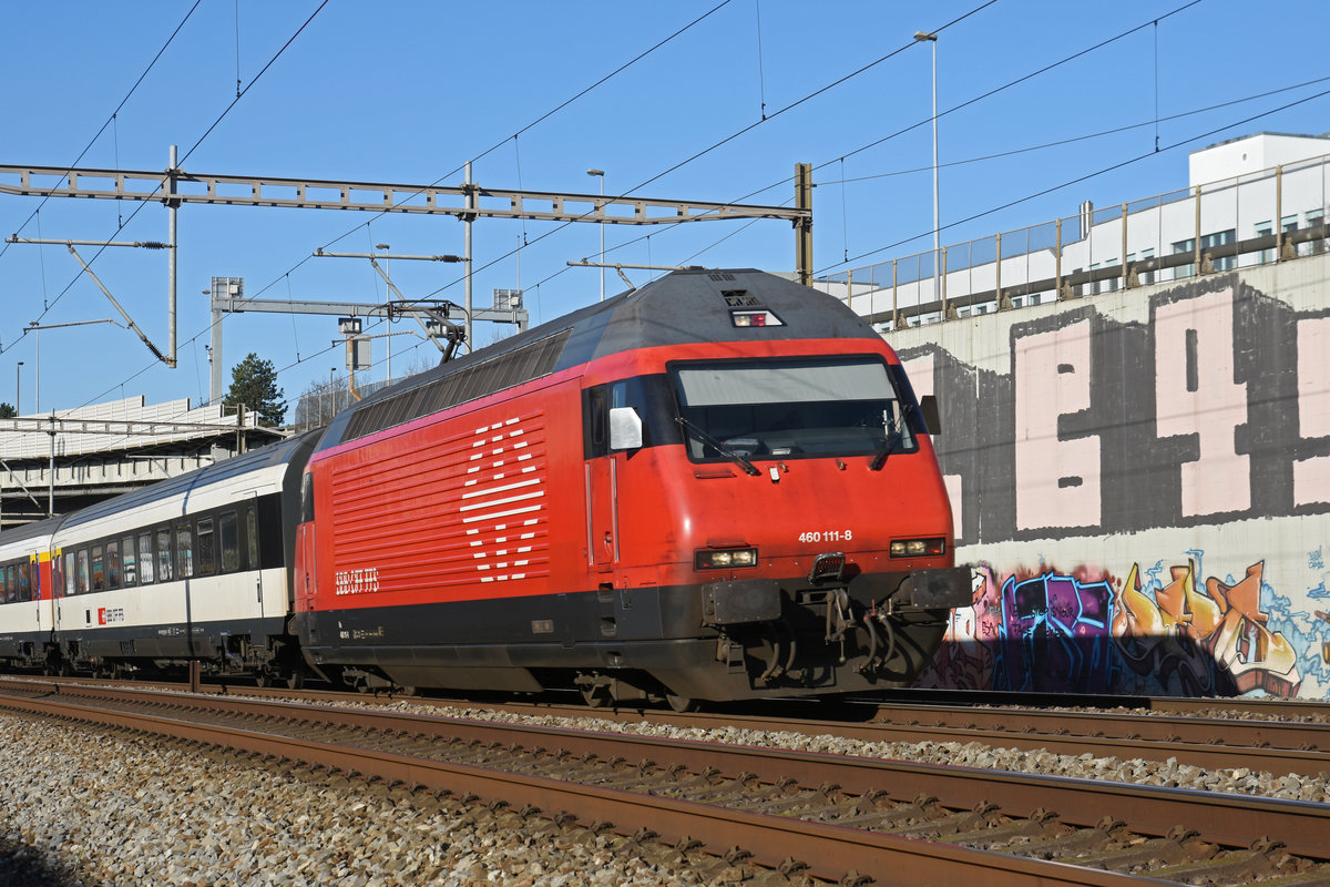 Re 460 111-8 fährt Richtung Bahnhof Muttenz. Die Aufnahme stammt vom 03.01.2019.