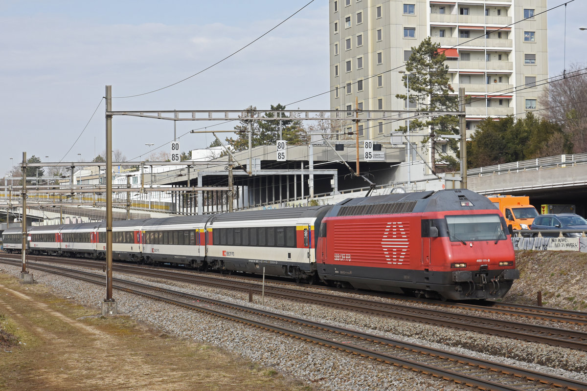 Re 460 111-8 fährt Richtung Bahnhof Muttenz. Die Aufnahme stammt vom 19.02.2019.