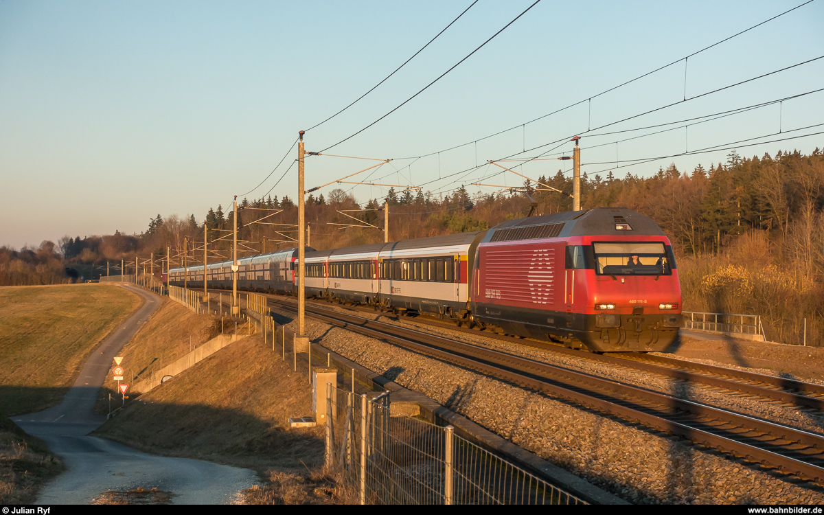 Re 460 111 am motorisierten Modul des IC 8 Romanshorn - Brig am 25. Februar 2019 auf der NBS bei Kernenried.
