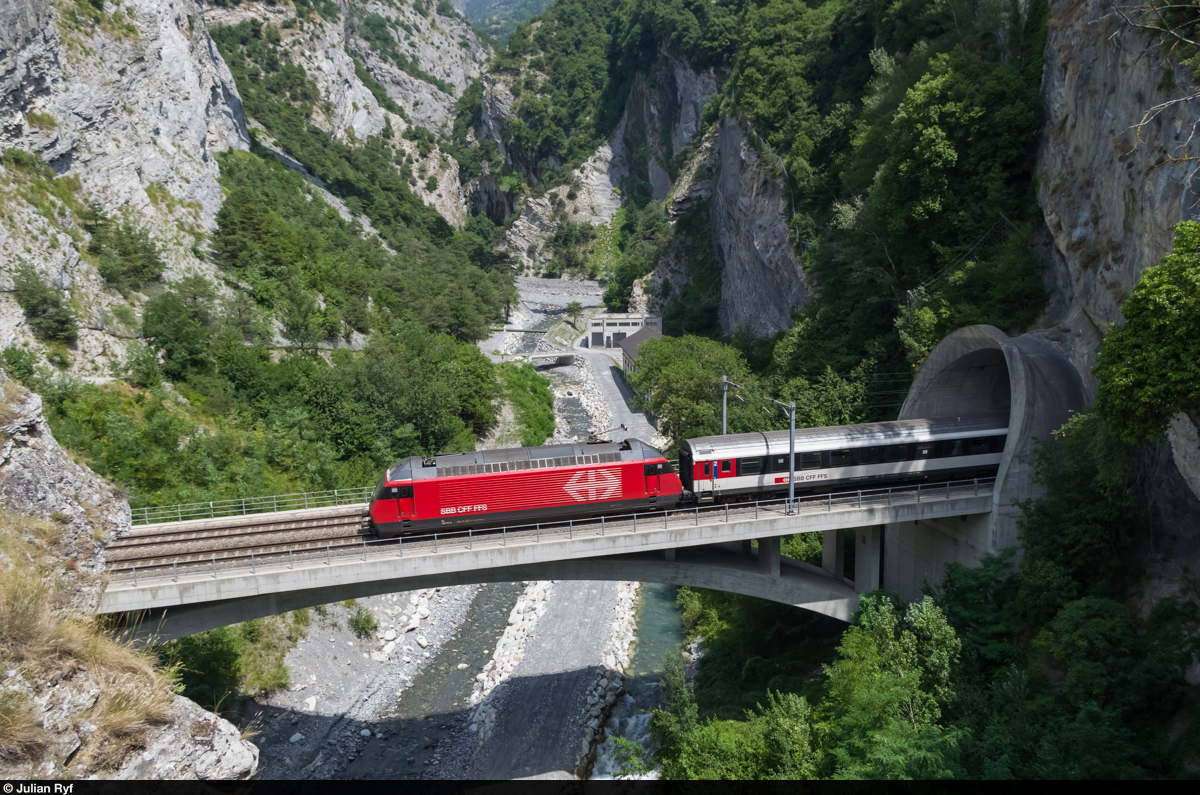 Re 460 111 fährt am 3. Juli 2015 mit einem IR nach Genève-Aéroport über die Dalabrücke  zwischen Leuk und Salgesch.