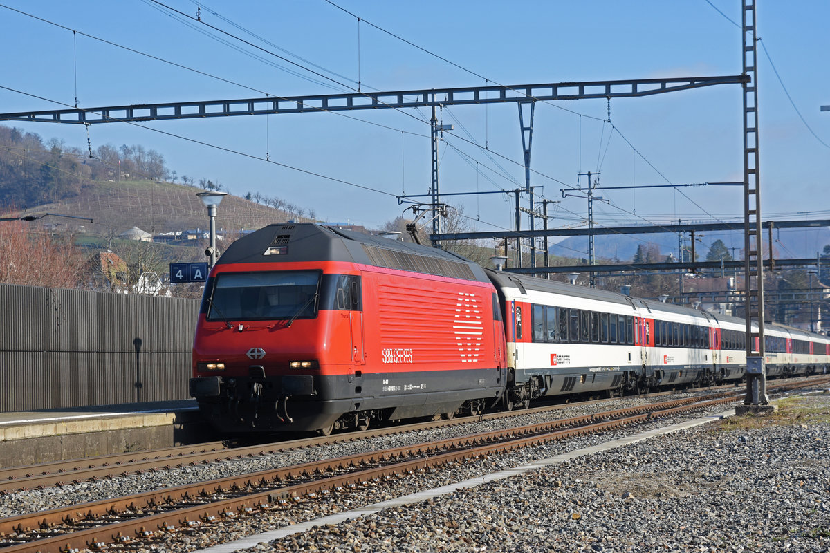 Re 460 112-6 durchfährt den Bahnhof Gelterkinden. Die Aufnahme stammt vom 19.01.2019.