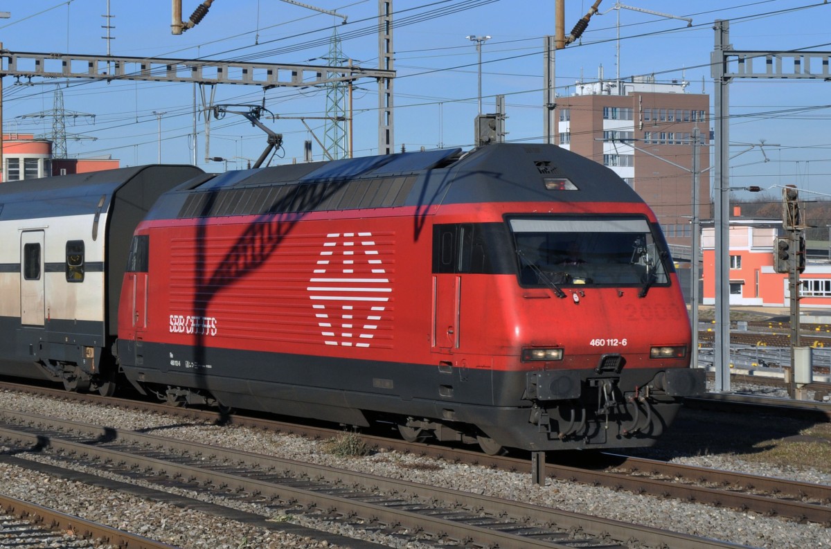 Re 460 112-6 durchfährt den Bahnhof Muttenz. Die Aufnahme stammt vom 16.12.2013.