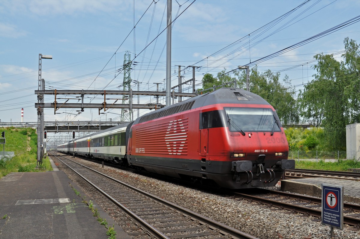 Re 460 112-6 durchfährt den Bahnhof Muttenz. Die Aufnahme stammt vom 23.05.2015.