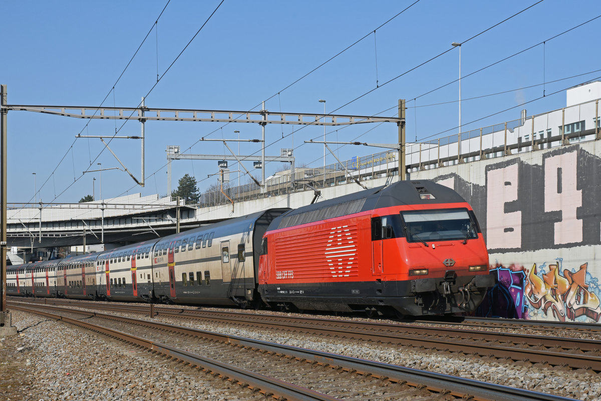 Re 460 112-6 fährt Richtung Bahnhof Muttenz. Die Aufnahme stammt vom 21.02.2019.