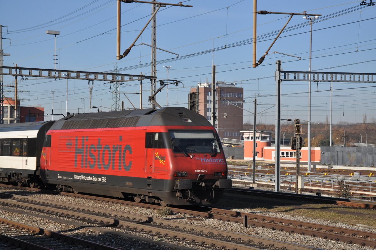Re 460 112-7 mit der Historic Werbung durchfährt den Bahnhof Muttenz. Die Aufnahme stammt vom 09.12.2013.